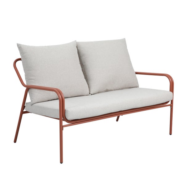 Gartensofa Zweisitzer mit terrakottafarbenem Metallgestell und hellgrauen Polstern.