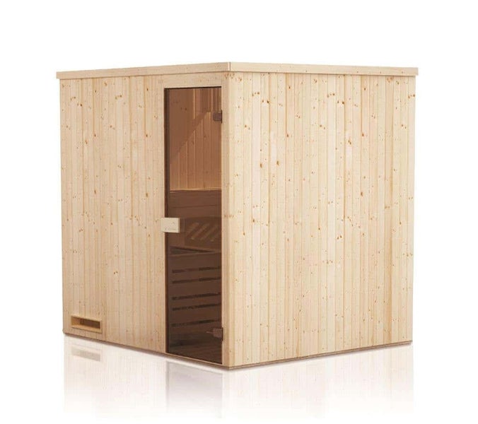 Innensauna aus hellem Holz mit einer getönten Glastür und vertikalen Paneelen.
