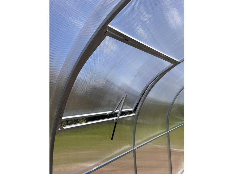 Geöffnetes Dachfenster mit automatischem Fensteröffner in einem Gewächshaus aus Aluminium und Polycarbonat Hohlkammerplatten