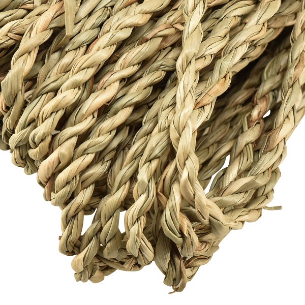 Geflochtenes Seil aus Naturfasern wie Gras oder Stroh für den Garten und Dekorationen.