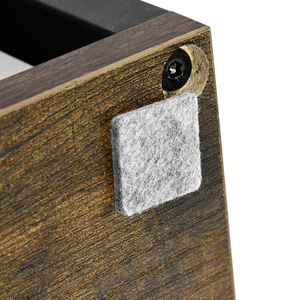 Nahaufnahme eines quadratischen Filzgleiters auf einem Möbelstück aus Holz.