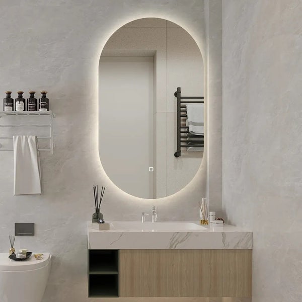 Modernes Badezimmer mit ovalem Spiegel und Waschtischunterschrank