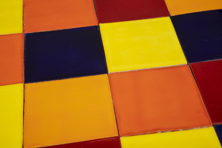 Nahaufnahme von quadratischen Keramikfliesen