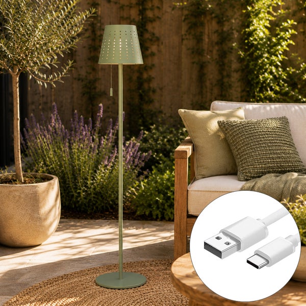 Outdoor Stehleuchte mit perforiertem Lampenschirm inklusive USB Ladekabel in einer gemütlichen Gartenlounge.