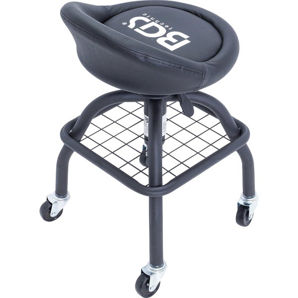 Schwarzer Rollhocker von BGS technic mit gepolsterter Sitzfläche, Metallgestell, Ablagegitter und vier Rollen.