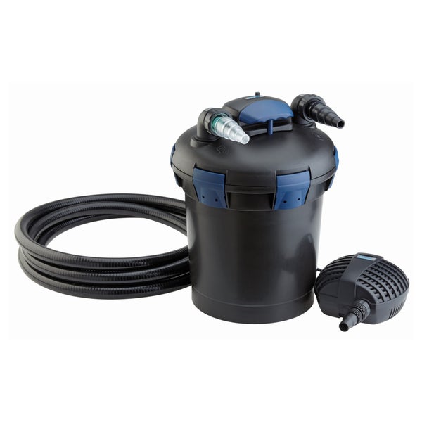 Oase Druckfilter-Set für Teiche aus schwarzem Kunststoff bestehend aus Druckfilter, Pumpe und Schlauch.