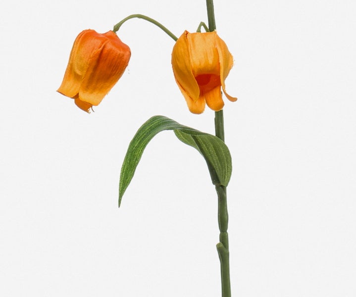 Nahaufnahme eines künstlichen Blütenstiels mit grünen Blättern und geschlossenen Knospen.