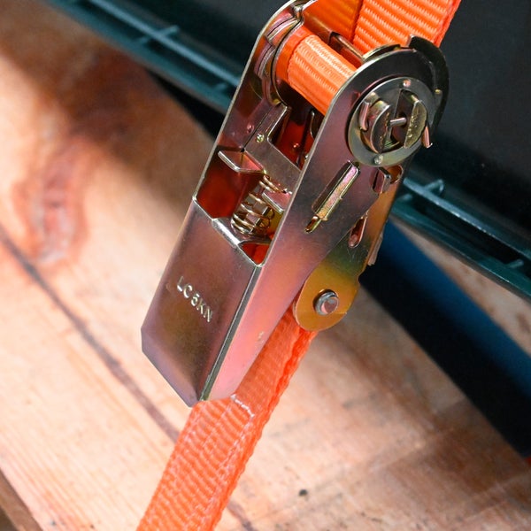 Spanngurt mit Ratsche zum sicheren Transport von Lasten