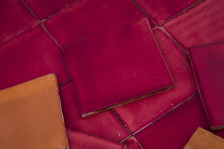 Quadratische, rote Keramikfliesen