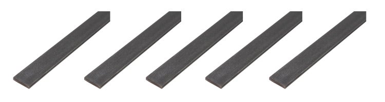 Fünf gleich lange Flachstahl Stücke aus Metall für Handwerksarbeiten.