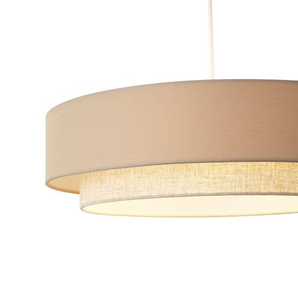Zweistufige runde Pendelleuchte in Beige mit Stoffschirm aus Textilgewebe.