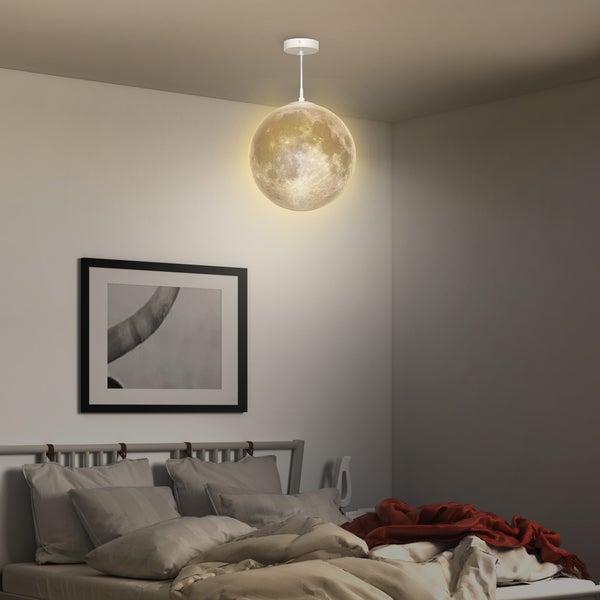 Schlafzimmer mit Mondlampe, Bett und gerahmtem Bild