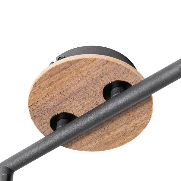 Detailansicht einer Deckenleuchte mit Holzdetails und grauen Metallelementen