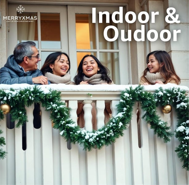 Eine Familie genießt die Weihnachtszeit auf einem mit Tannengirlande dekorierten Balkon.