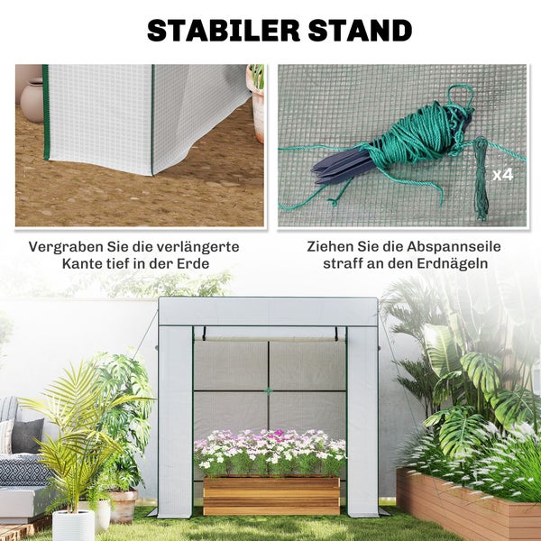 Folien-Gewächshaus mit Netzgitterfolie, eingegrabener Kante, Abspannseilen und Erdnägeln für stabilen Stand im Garten mit Blumen im Holzkasten.