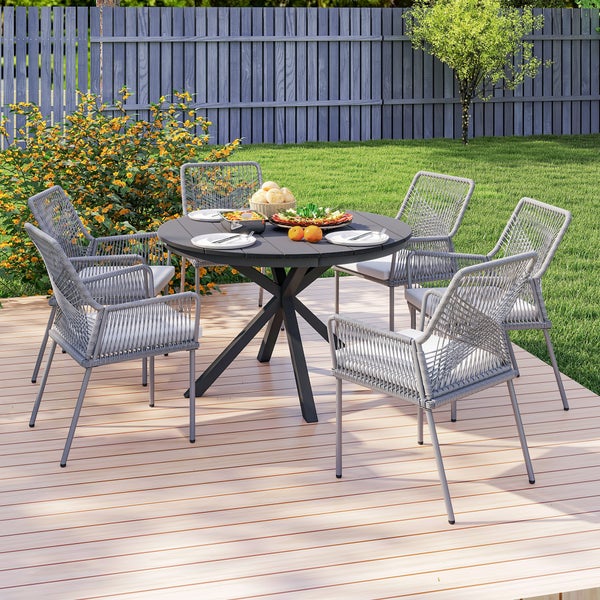 Moderne Garten-Essgruppe mit rundem dunkelgrauem Tisch und sechs grauen Stühlen in Seilgeflecht-Optik auf einer Holzterrasse im Garten.