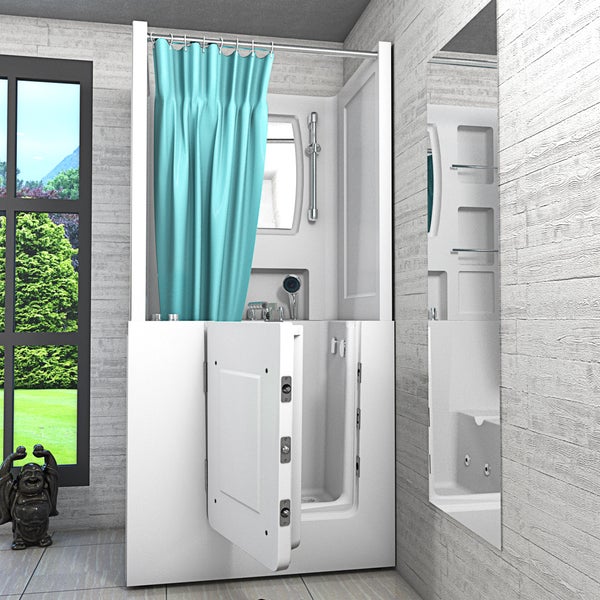 Barrierefreie Badewanne mit integrierter Glastür und gebogener Duschabtrennung aus Glas in einem hellen, gefliesten Badezimmer.