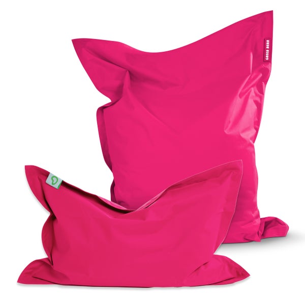 Mädchen mit Kleid auf einem Sitzsack