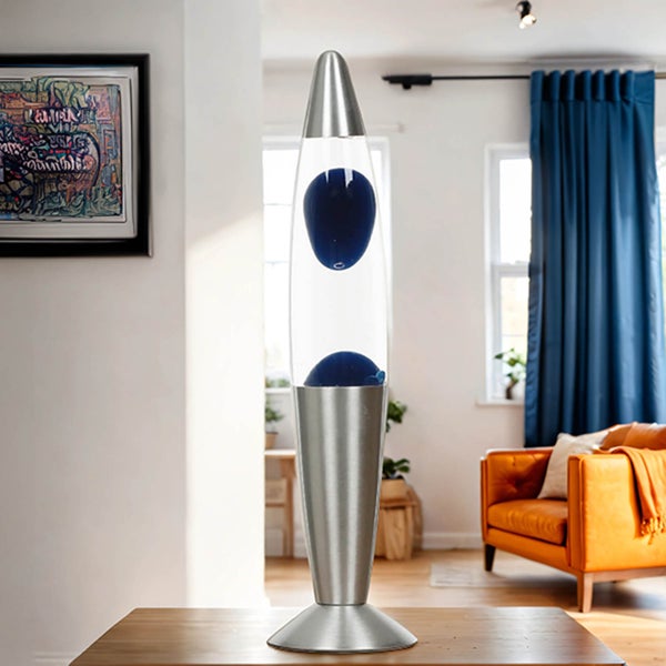 Dekorative Lavalampe mit Metallfuß und farbigem Wachs in einem Wohnzimmer