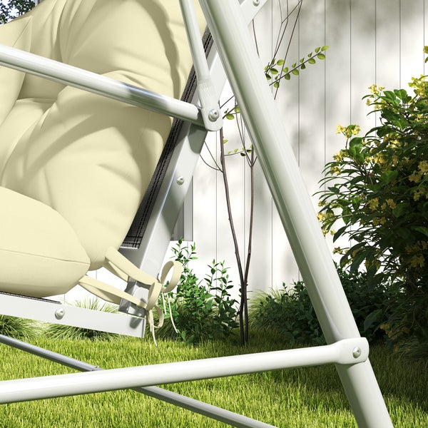 Detailansicht einer Gartenliege aus Metall mit Polsterauflage im Garten