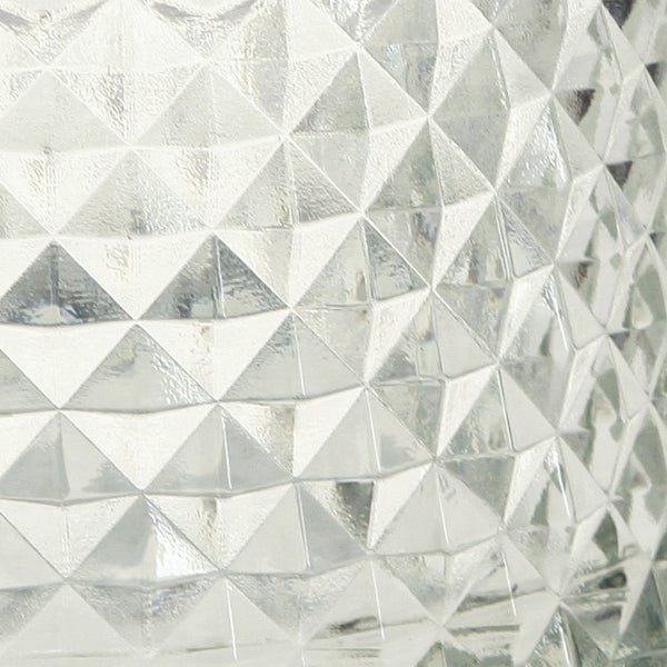 Zwei Teelichthalter aus Glas mit Rautenmuster.