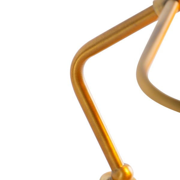 Detailaufnahme eines goldenen Metallgestells