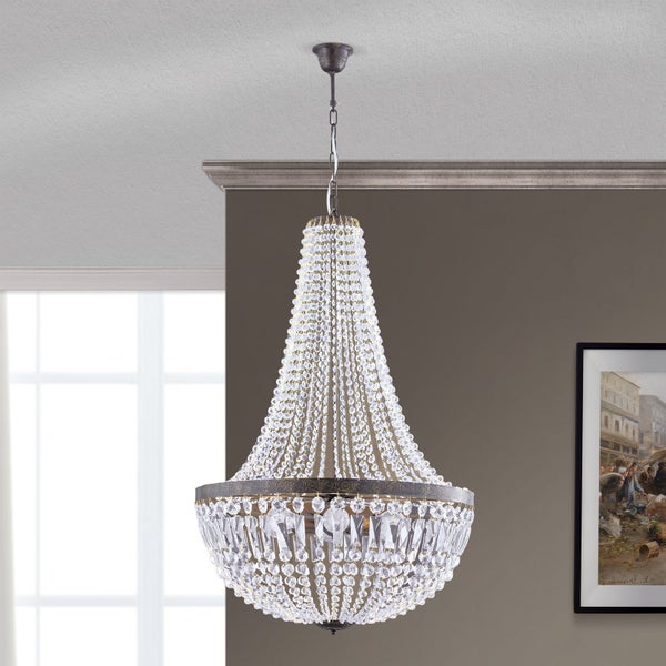 Ein prächtiger Kristall Kronleuchter mit einer eleganten Metallstruktur, aufgehängt in einem klassisch eingerichteten Raum mit Wandbild.