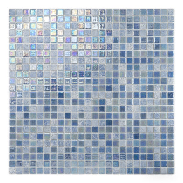 Quadratische Mosaikfliesen auf Netz in verschiedenen Blautönen mit glänzender Oberfläche und irisierenden Akzenten.