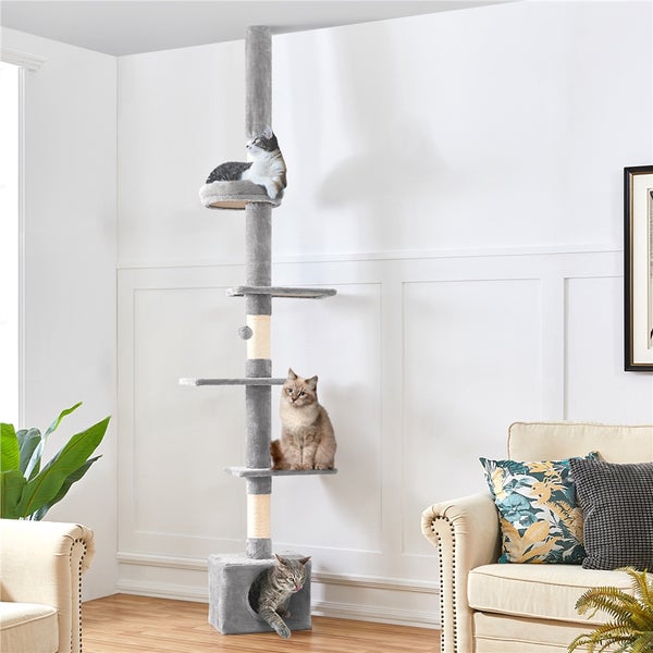 Katzenkratzbaum mit mehreren Ebenen und drei Katzen in einem hellen Raum