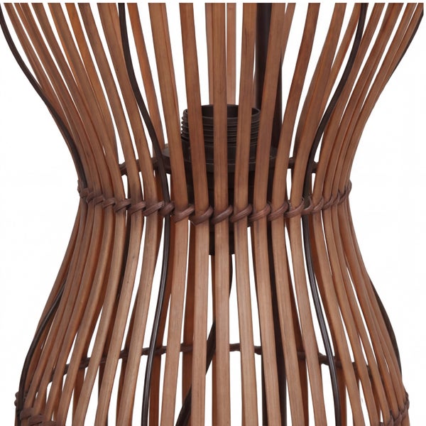 Nahaufnahme einer Tischleuchte aus braunen Holzstäben mit einer Lampenfassung im Zentrum.