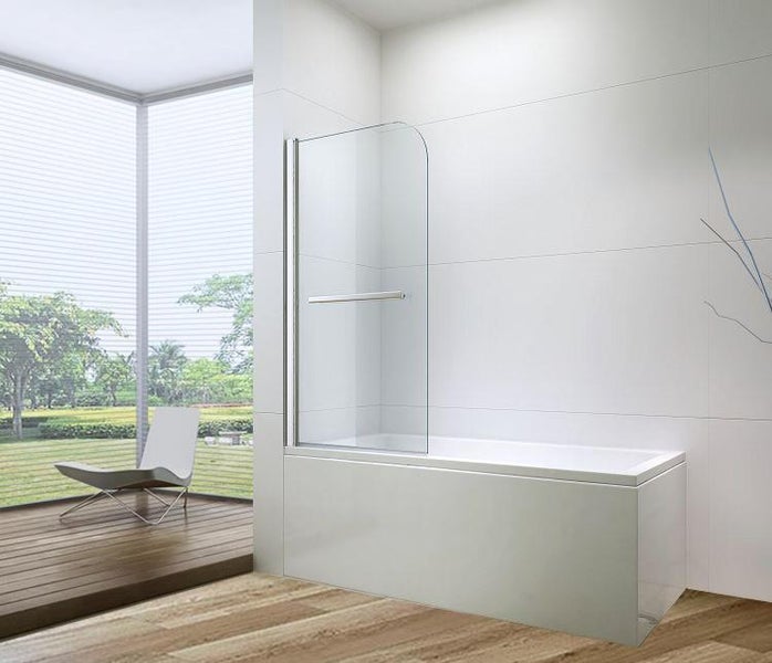 Badewanne mit Duschabtrennung aus Glas im Badezimmer
