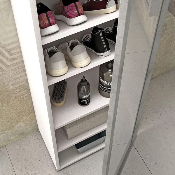 Offener Schuhschrank mit mehreren Regalböden, gefüllt mit Schuhen, Schuhpflegeprodukten und Aufbewahrungsboxen, mit einer Spiegeltür.