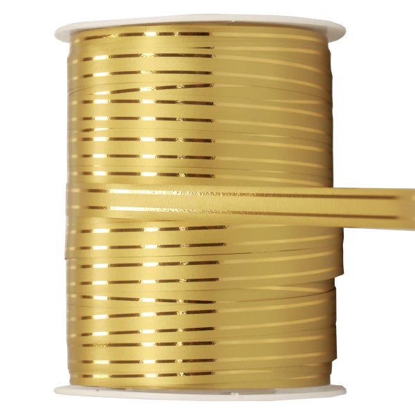 Goldfarbenes Geschenkband mit Streifen auf Rolle