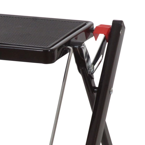 Detailansicht einer Tritthocker-Leiter mit Trittstufe und Klappmechanismus