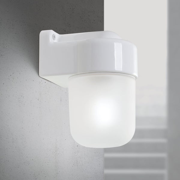 Moderne Außenwandleuchte mit mattem Glaskörper zur Wandmontage