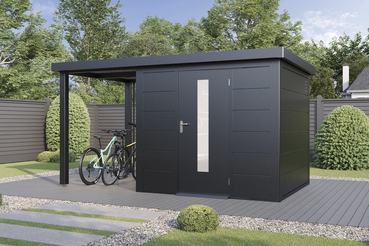 Modernes Gartenhaus aus Metall mit seitlichem Unterstand für Fahrräder auf einer Terrasse im Garten.