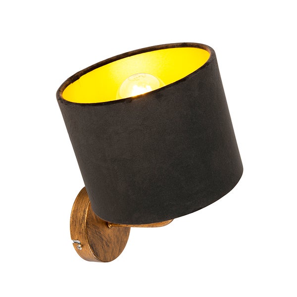 Wandleuchte mit schwarzem Lampenschirm und goldfarbener Halterung