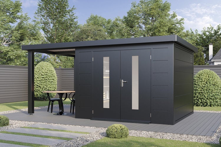 Modernes Gartenhaus aus Metall mit Pultdach und seitlichem Unterstand, inklusive Doppeltür mit Lichtausschnitten auf einer Terrasse im Garten.