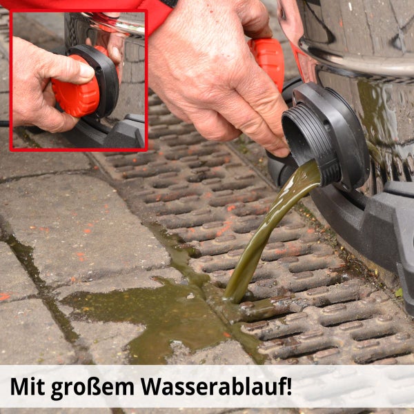 Nass-Trockensauger mit großem Wasserablassventil, aus dem Schmutzwasser in einen Bodenablauf fließt.