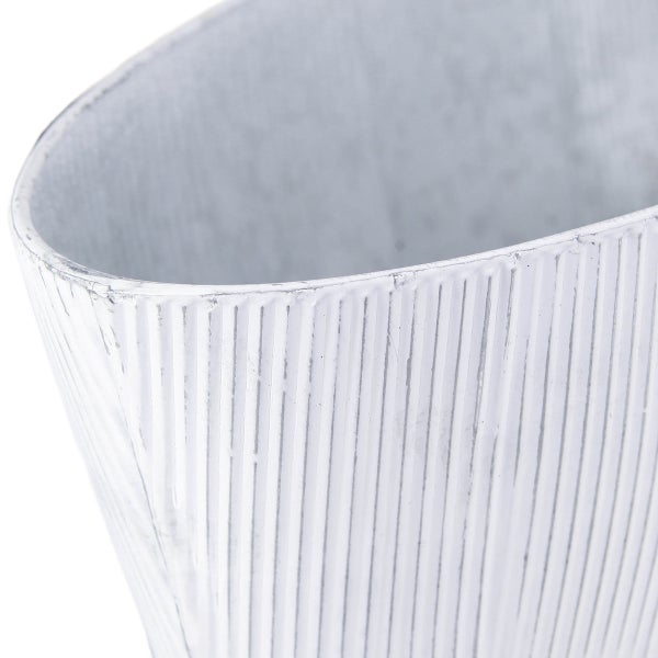 Detailansicht eines Pflanzgefäßes mit vertikal gerippter Oberfläche