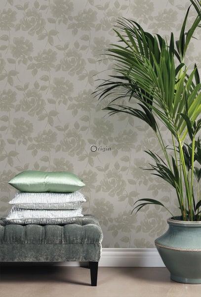 Szene mit floraler Tapete, Sitzhocker, Kissen und Zimmerpflanze