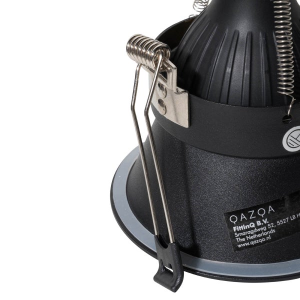 Nahaufnahme eines Einbaustrahlers mit Metall Federclip zur Montage, Marke QAZQA.