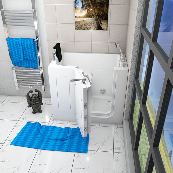 Badezimmer mit ebenerdiger Badewanne, Handtuchwärmer und Fenster