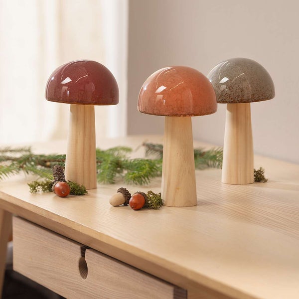 Dekorative Pilzfiguren aus Holz und Keramik