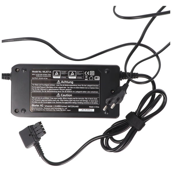 Schwarzes E-Bike Ladegerät von Biketec AG Modell NKJ071A mit Netzstecker und Anschlusskabel sowie 42 Volt Ausgangsspannung.