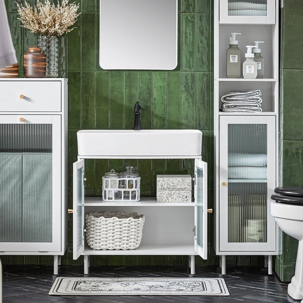 Badezimmer mit Waschbecken, Spiegel, Schrank und Accessoires vor grüner Wand