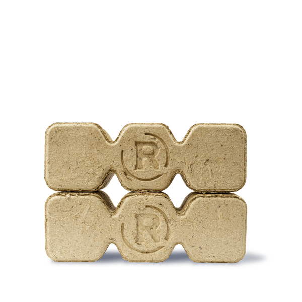 Zwei gestapelte Anzündhilfen aus Holzfasern und Wachs mit RECO Logo.