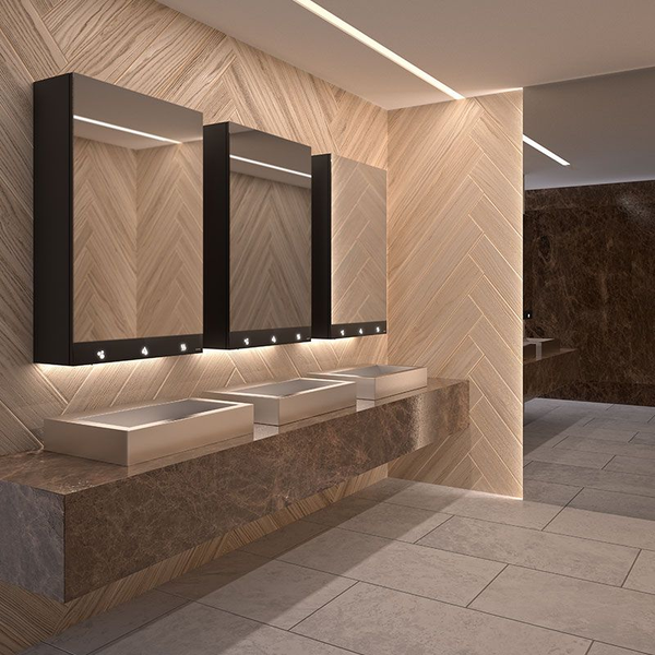 Modernes Badezimmer mit drei Spiegelschränken, Aufsatzwaschbecken auf einer Marmorkonsole und Wandfliesen in Holzoptik mit Fischgrätmuster.