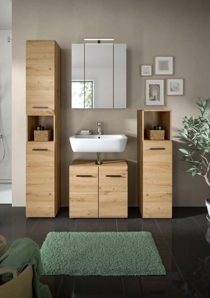 Modernes Badmöbel-Set in Eichenholz-Optik mit Spiegelschrank, Keramik-Waschbecken, Waschbeckenunterschrank und zwei Beistellschränken.