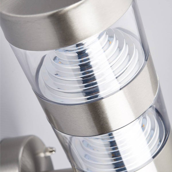 Detailansicht einer Aussenwandleuchte aus Edelstahl mit klarem zylindrischem Diffusor und gestuftem Innenleben